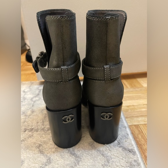 CHANEL Mid Heel Gray and Black Boots - Picture 3 of 6